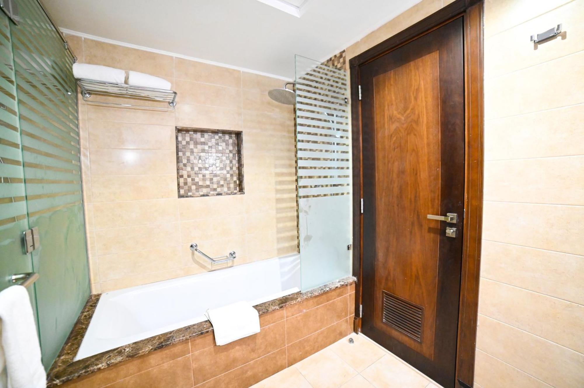 Seven Seas Hotel Дубай Екстериор снимка
